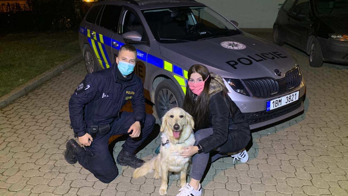 Policisté se zachráněným psem