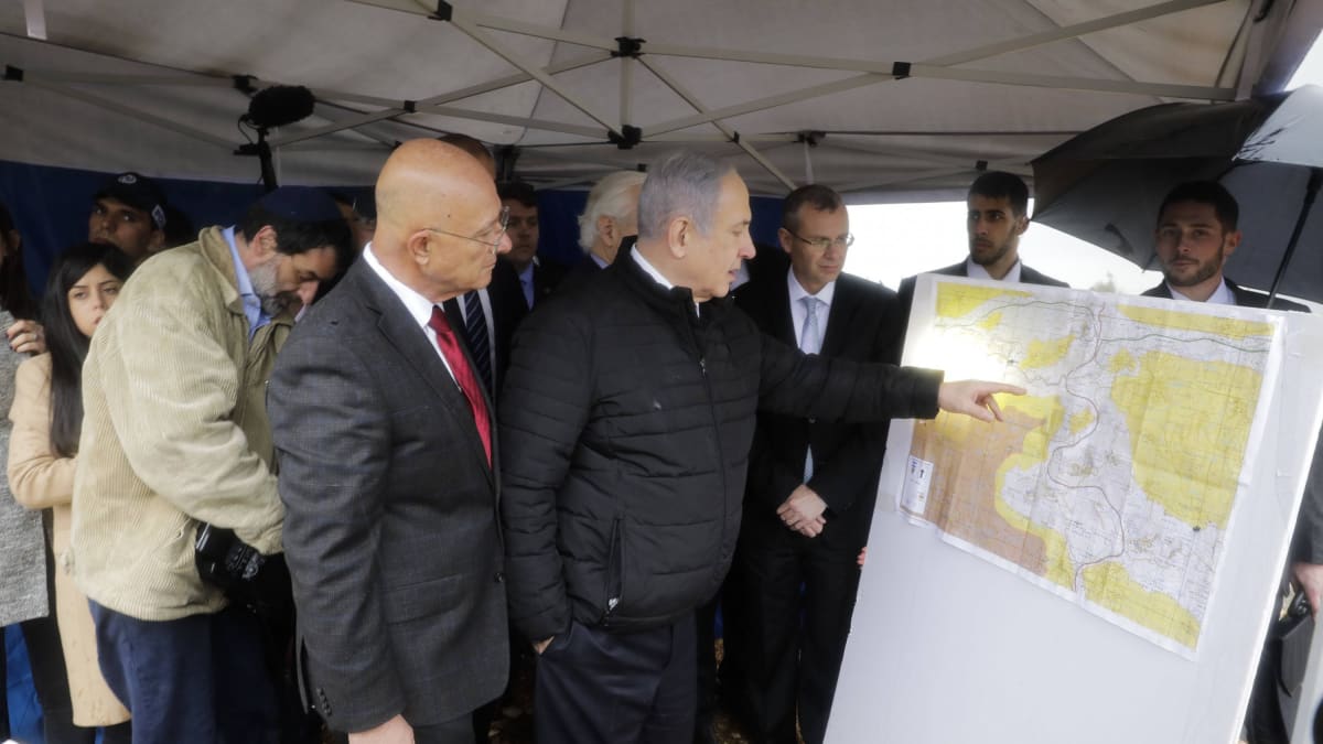 Netanjahu prohlíží mapu Západního břehu Jordánu