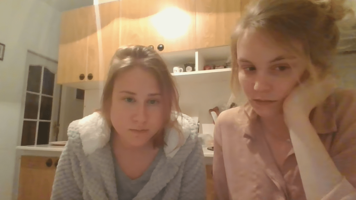 Video s dívkami, které mají být nakažené koronavirem