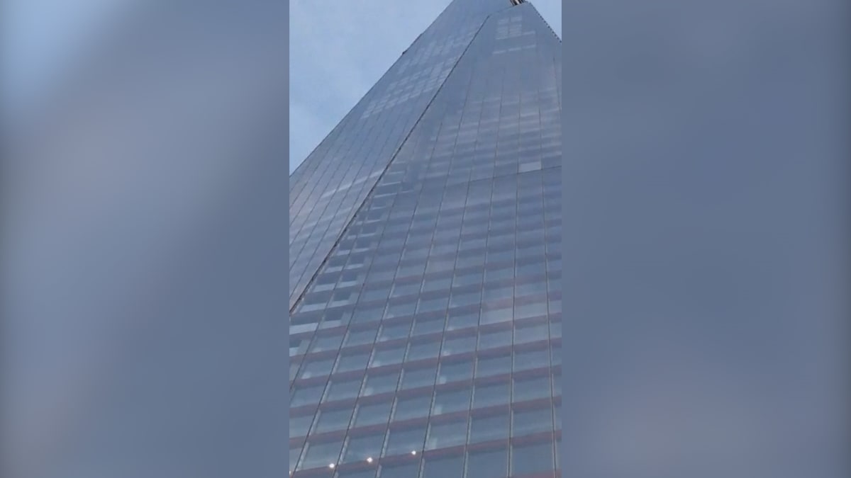 Muž vylezl na mrakodrap v Londýně