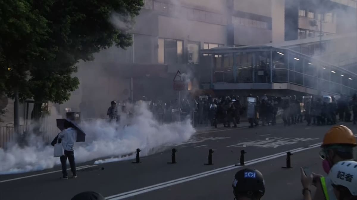 Policie nasadila v Hongkongu proti demonstrantům slzný plyn