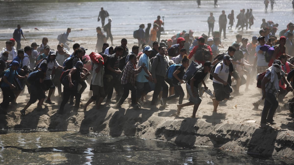 Migranti se snažili dostat přes řeku Suchiate do Mexika