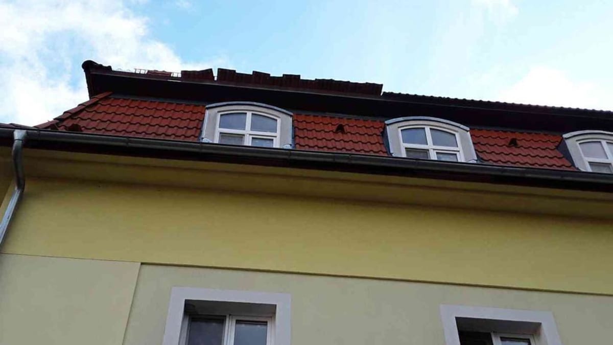 Poničená střecha Domova důchodců Proseč-Obořiště na Pelhřimovsku