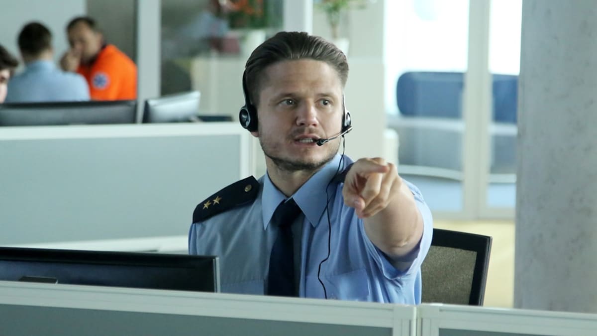 Filip Mrkvička (Ondřej Brzobohatý) je policista a krizový intervent.