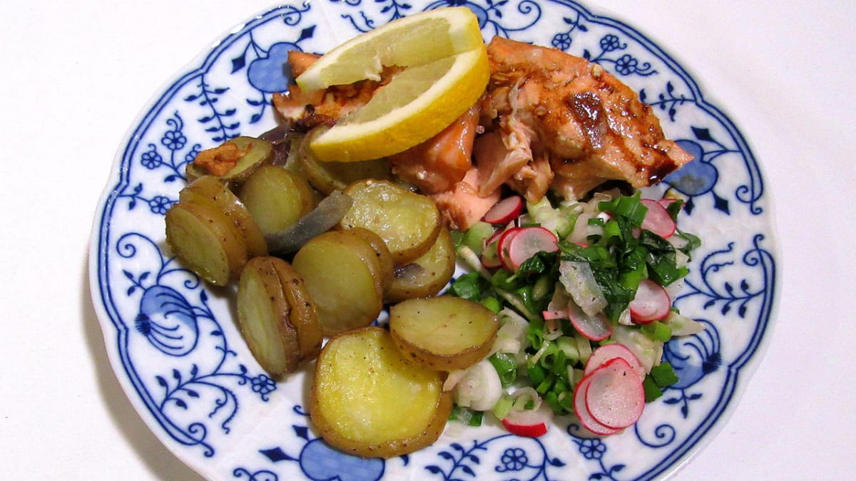 Losos teriyaki s lehkým zeleninovým salátem a pečeným bramboremÚt
