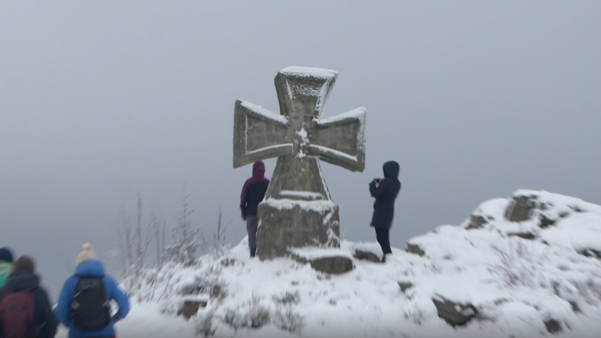 Hákové kříže na pomníku padlých Němců nasprejoval zatím neznámý vandal