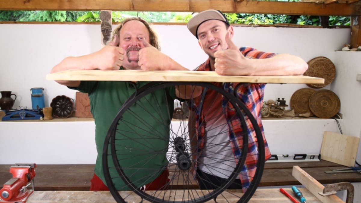 Láďa s Pavlem vás naučí jak vyrobit ze starých ráfků na kolo originální stoleček