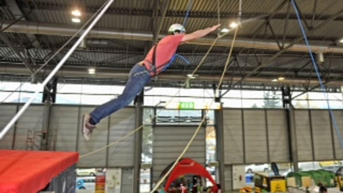 Ondřej Sokol skáče Tarzaní skok na veletrhu v Brně