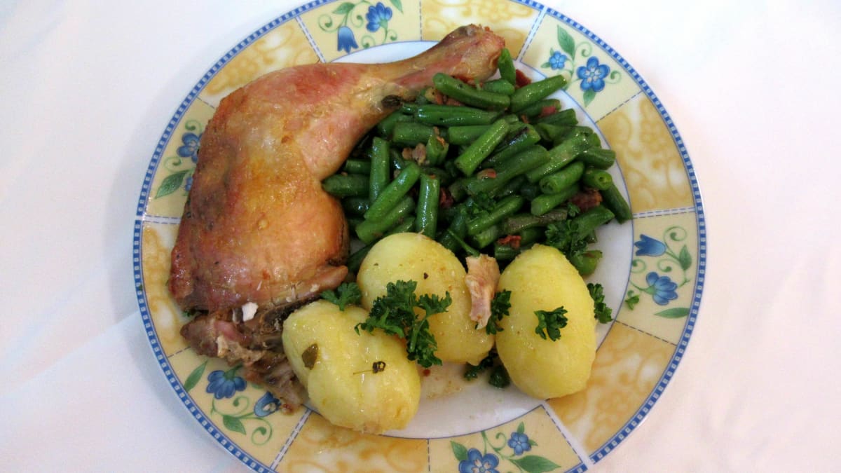 Kuře na tymiánovém másle s restovanou zeleninou, vařený brambor