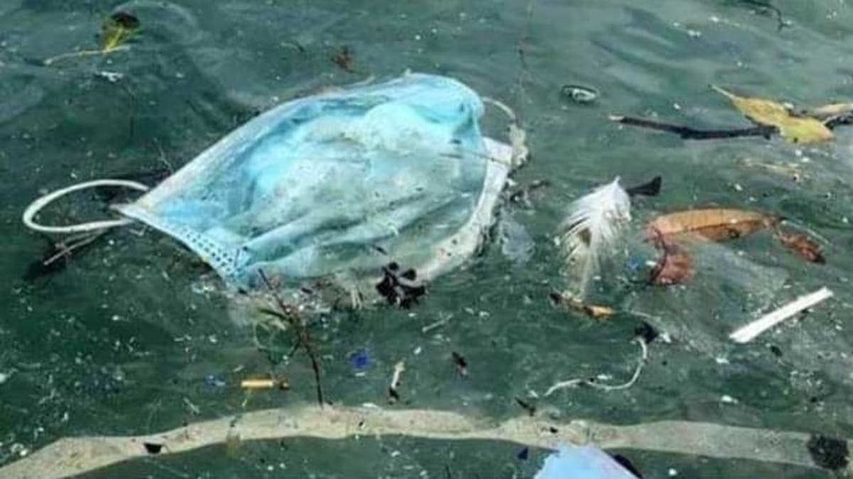Použitá rouška plave jako nebezpečný odpad ve vodě