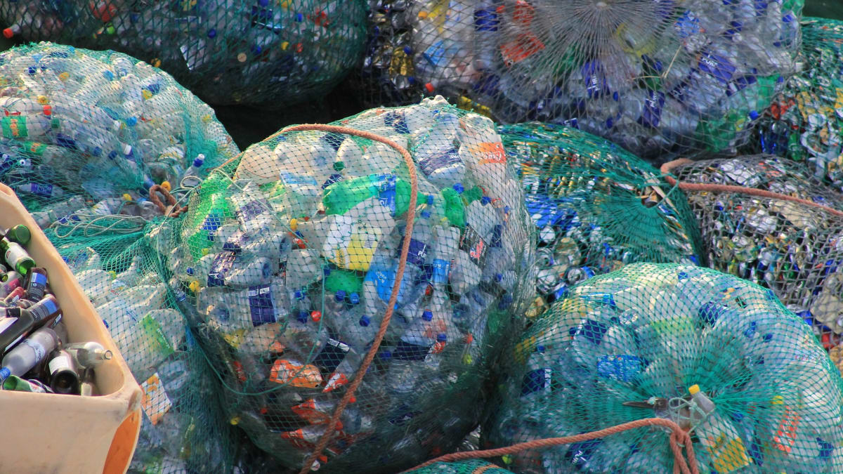 Podíl zrecyklovaných plastů se snižuje, žluté kontejnery nepomáhají, říká iniciativa Zálohujme