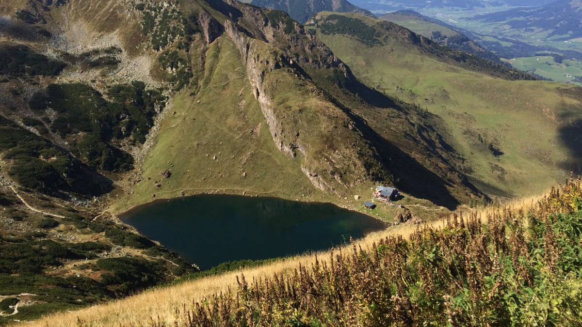Horské jezero Wildsee leží jen kousek pod vrcholem Henne ve výšce 1 847 metrů