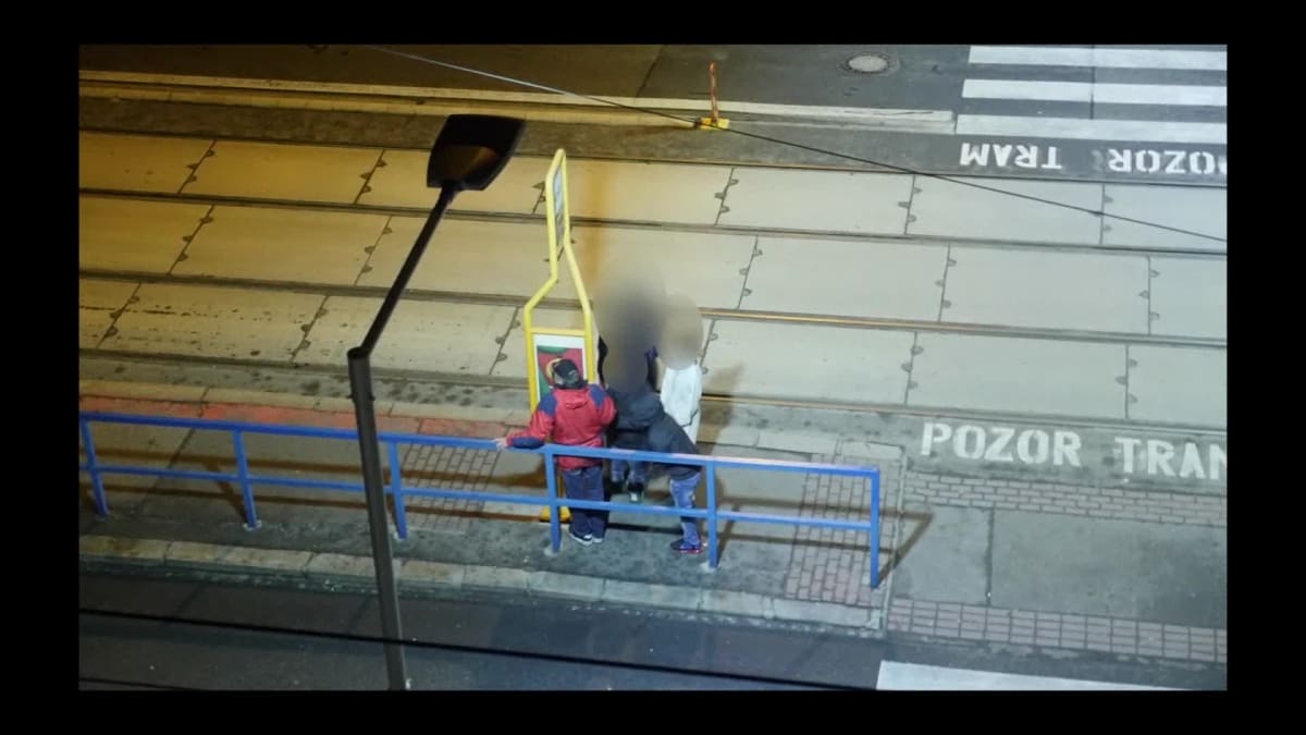 Mladík spolu s dalšími čtyřmi kumpány okradl na zastávce tramvaje seniora