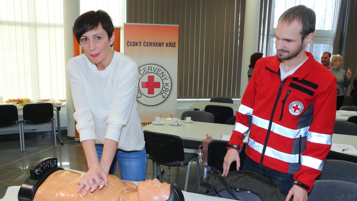 Herečka Kristýna Frejová si přímo na konferenci vyzkoušela srdeční masáž
