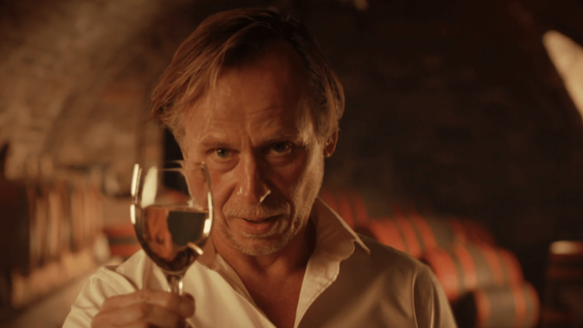 Křižan (Karel Roden) je architekt s láskou k vínu