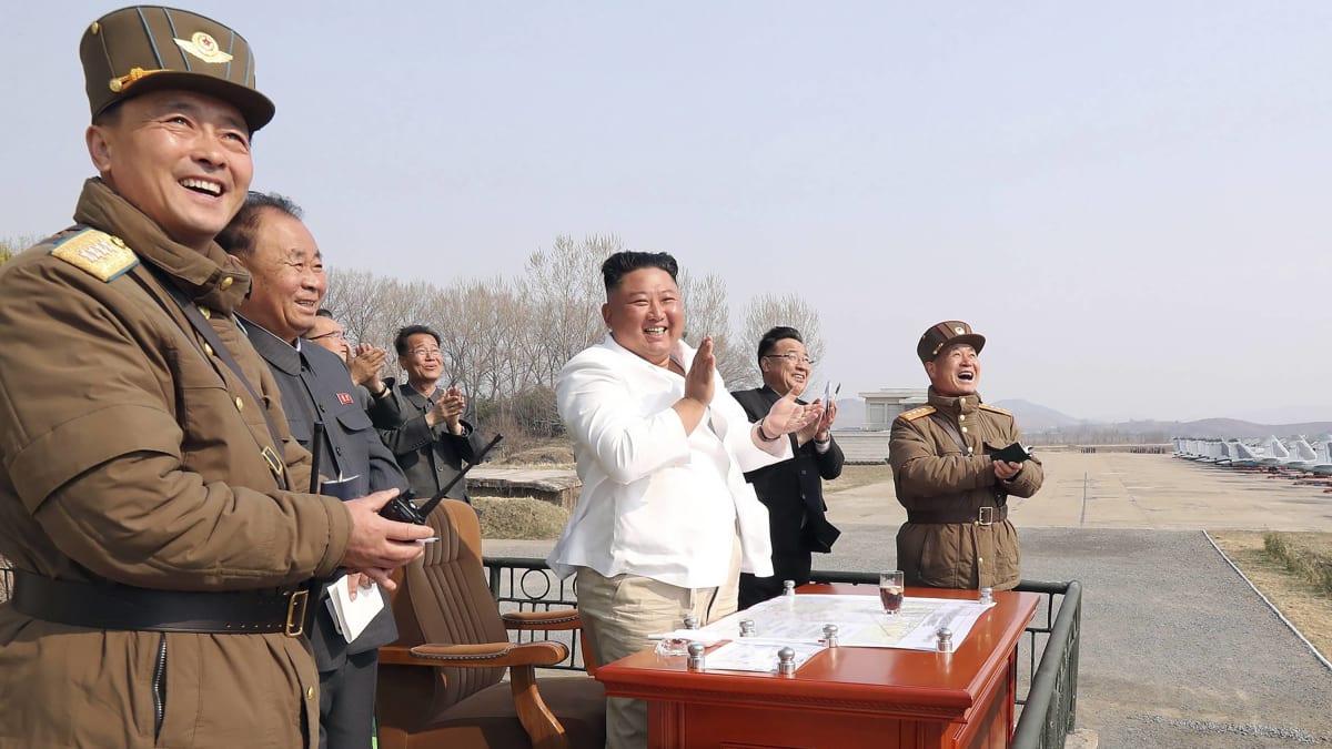 Kim Čon-un se často objevuje mezi vojáky