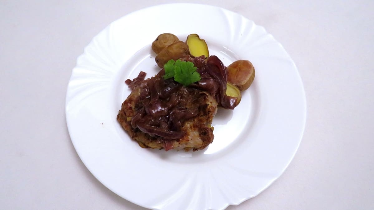 Vepřový steak s cibulovou remuládou a pečeným bramborem