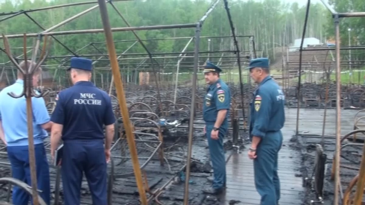 Požár zachvátil dětský tábor v Rusku. Ve stanech uhořely děti