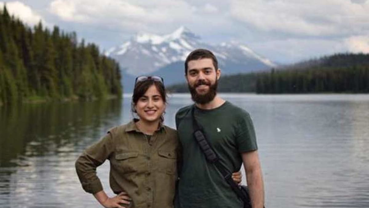 Novomanželský pár Arash Pourzarabi a Pouneh Gourjiová, kteří zahynuli při leteckém neštěstí v Íránu