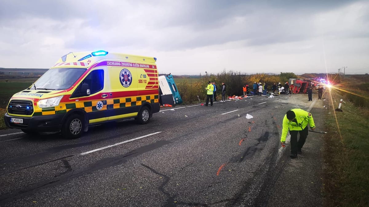 Tragická nehoda autobusu s kamionem na Slovensku 4