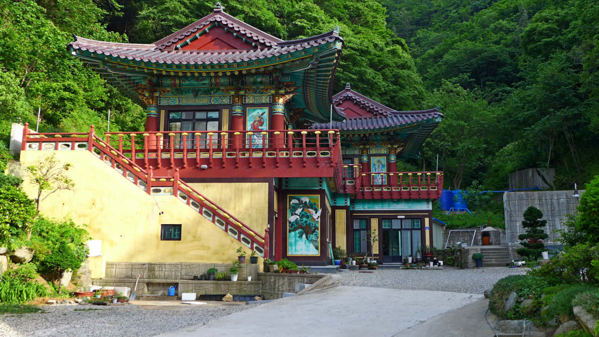 Na korejském ostrově Ulleungdo najdete nejen oslnivá zákoutí s vodopády, ale také chrámy a zalesněné hory