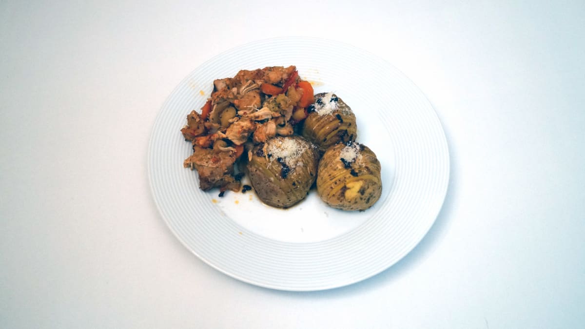 Masové kostky na podzimní zelenině, brambory s česnekem a parmazánem