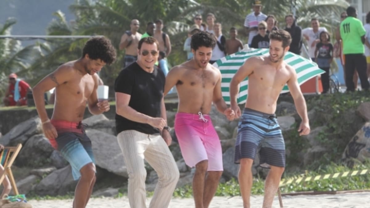 Travolta se vydal řádit z kolonády na písečné pláže