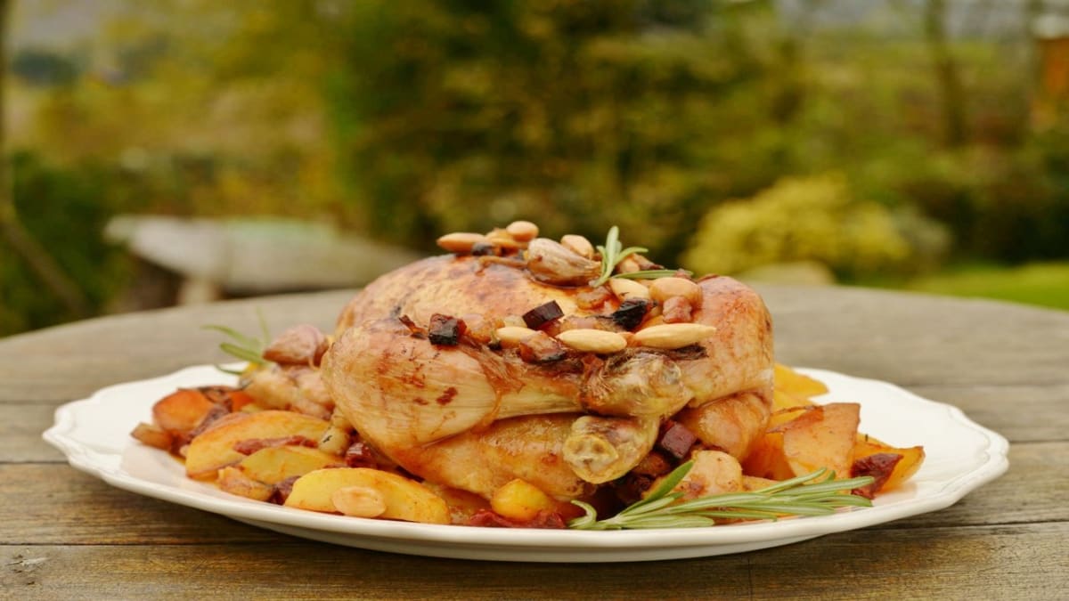 Pečené kuře se slaninou a mandlemi skvělechutná s pečenými brambory se sušenými rajčaty.