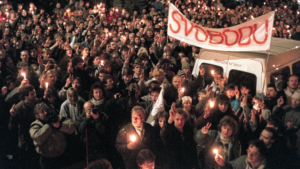 Zaplněné Václavské náměstí během listopadových protestů v roce 1989
