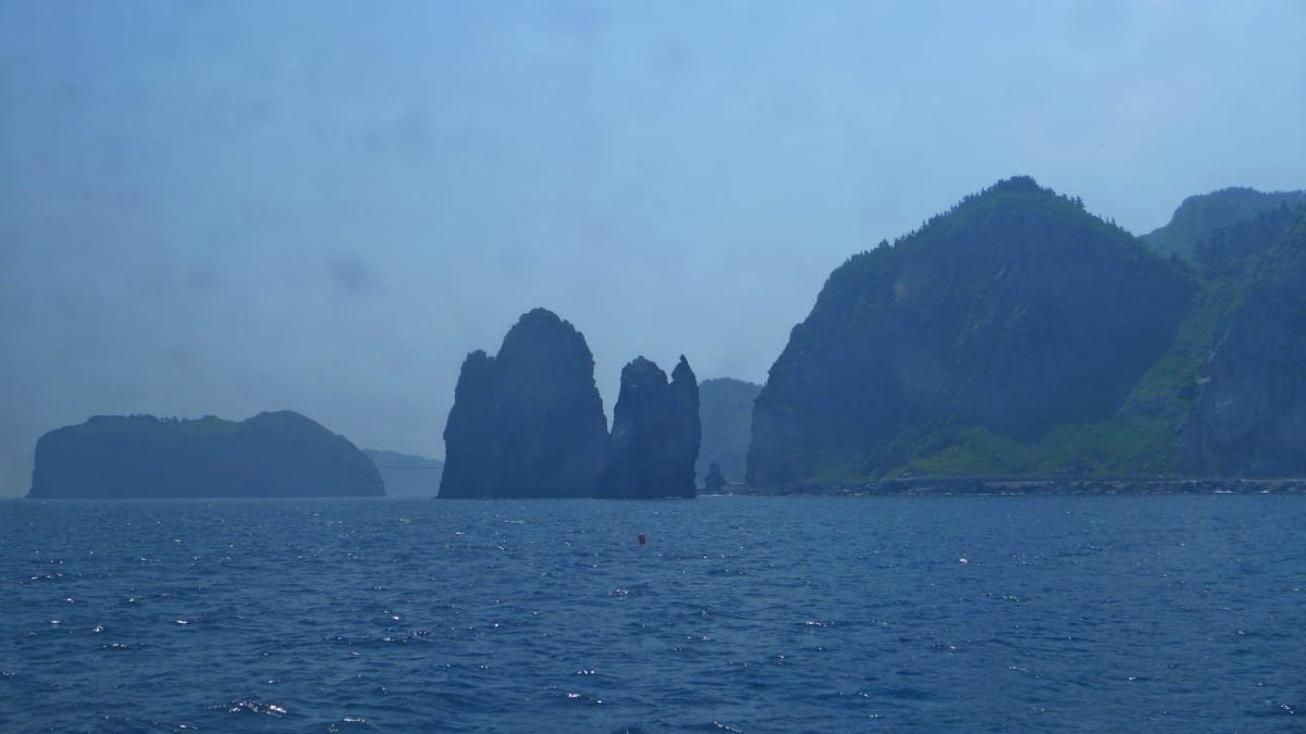První pohled na ostrov Ullengdo skrz okénko lodě, Jižní Korea