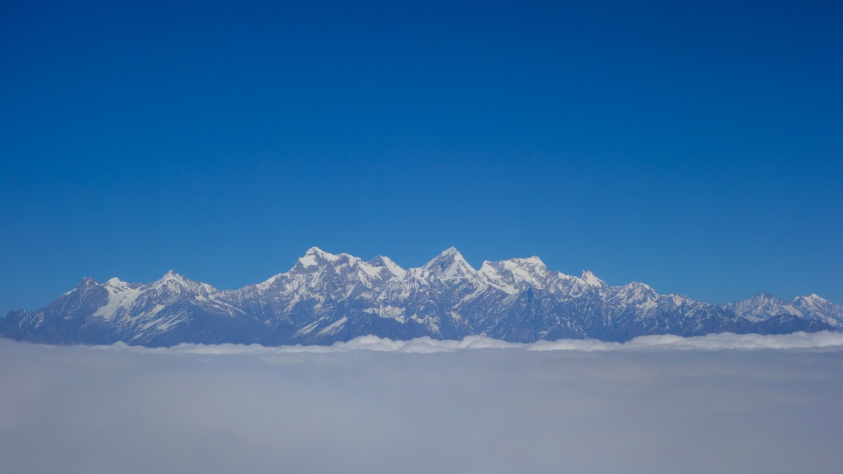 Vrcholky vystupující z mraků, Nepál