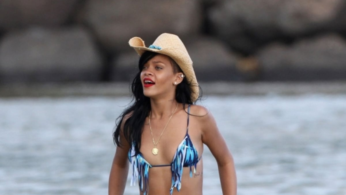 Barbadoská kráska Rihanna nesmí v našem výčtu sexy těl chybět. Jak je vidět, extravagance a originalita ji neopouští ani na dovolené!
