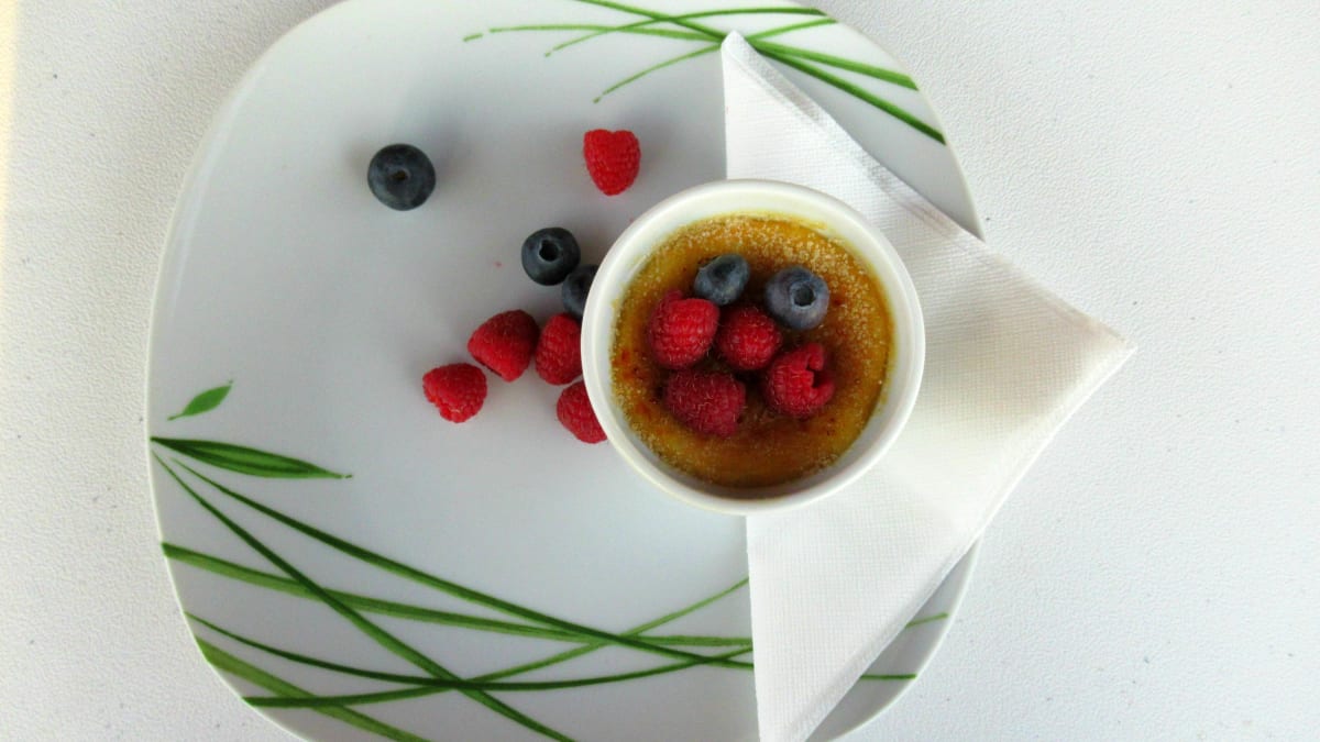 Crème brûlée s čerstvým ovocem