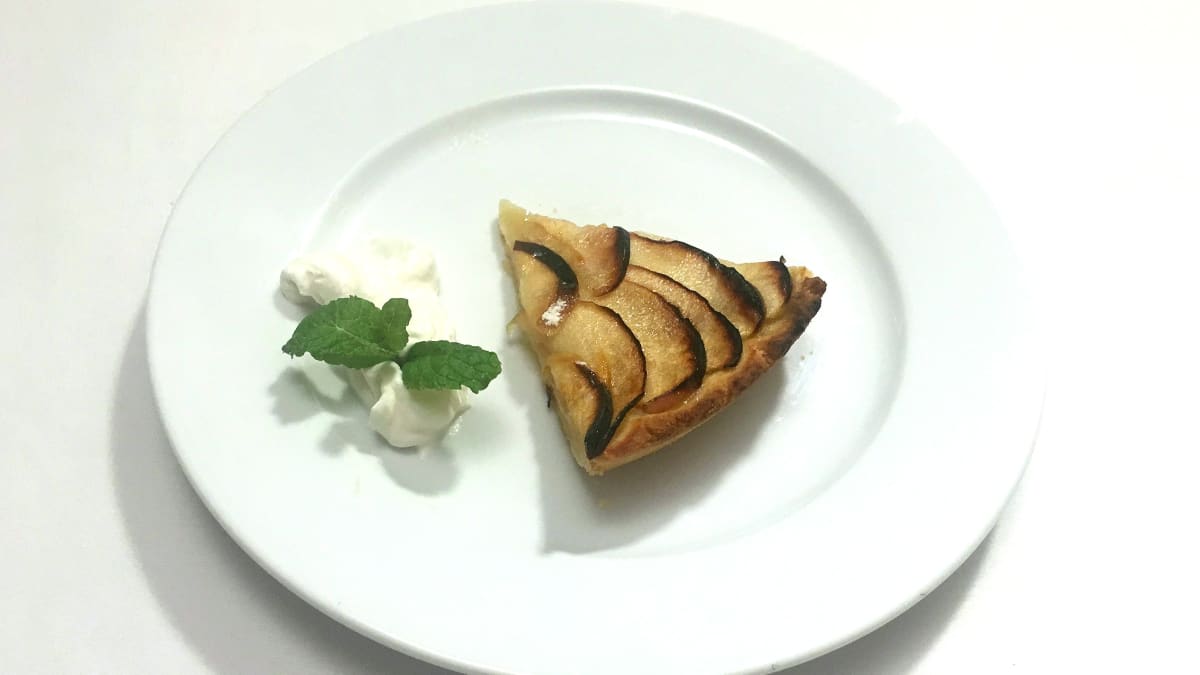Francouzský jablečný koláč s vanilkovým Crème Chantilly