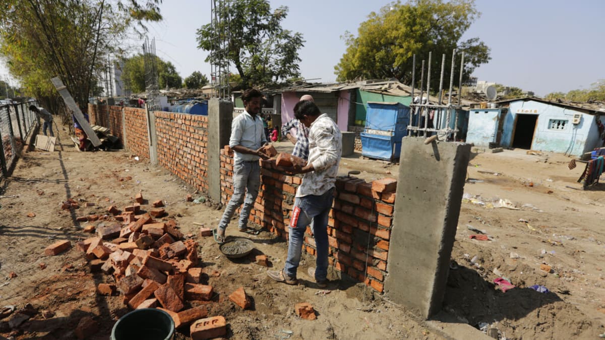 Indové staví před návštěvou Trumpa kolem slumu zeď