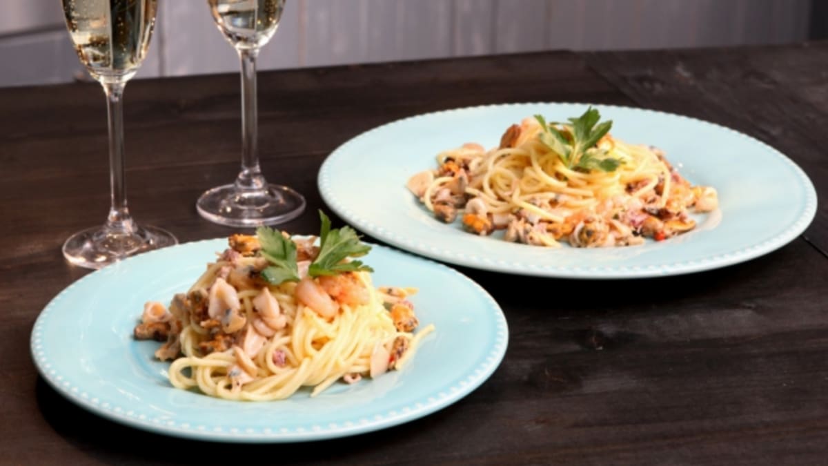 Špagety s mořskými plody, vínem a smetanou