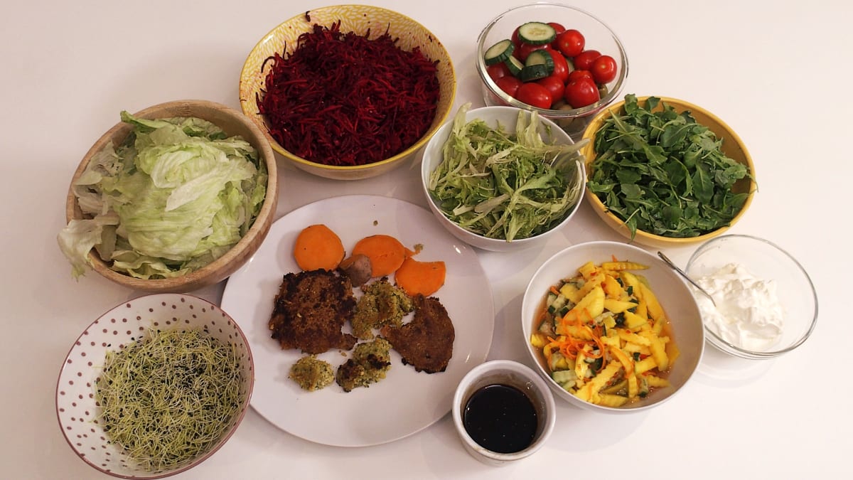 Můj oblíbený oběd: Variace na falafelové téma s oranžovými zelenino-brambory a horou svěží zeleniny s řepou od Linh