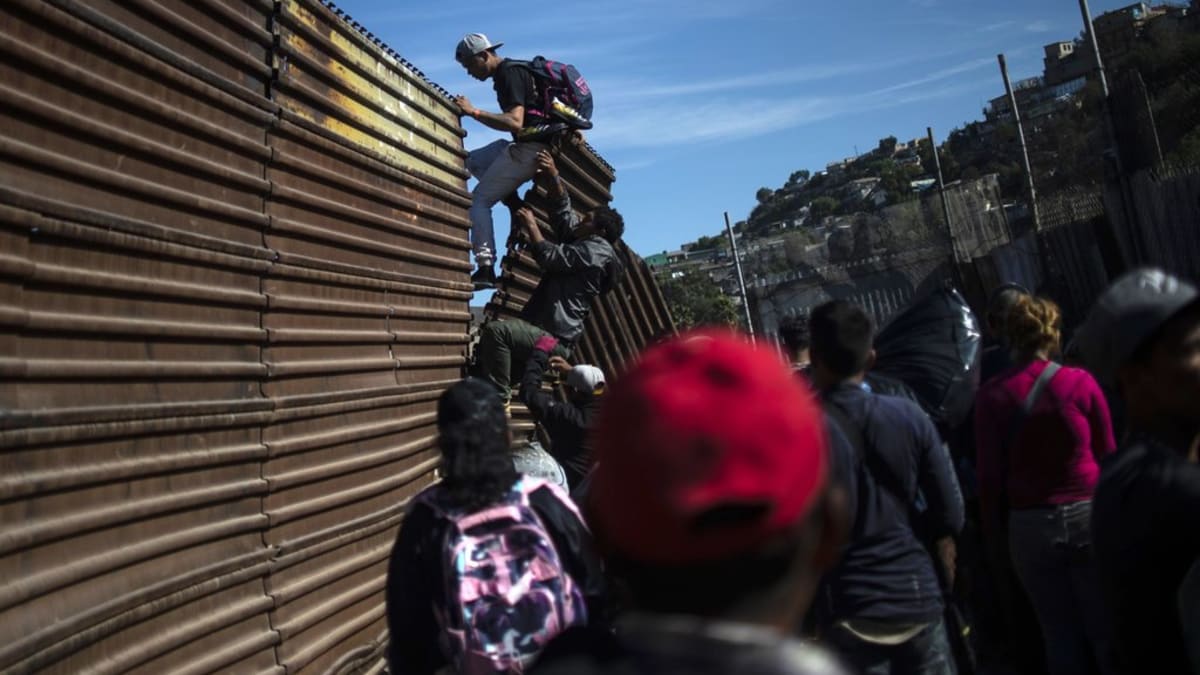 Hranice mezi Mexikem a USA v Tijuaně okupují tisíce migrantů ze střední Ameriky
