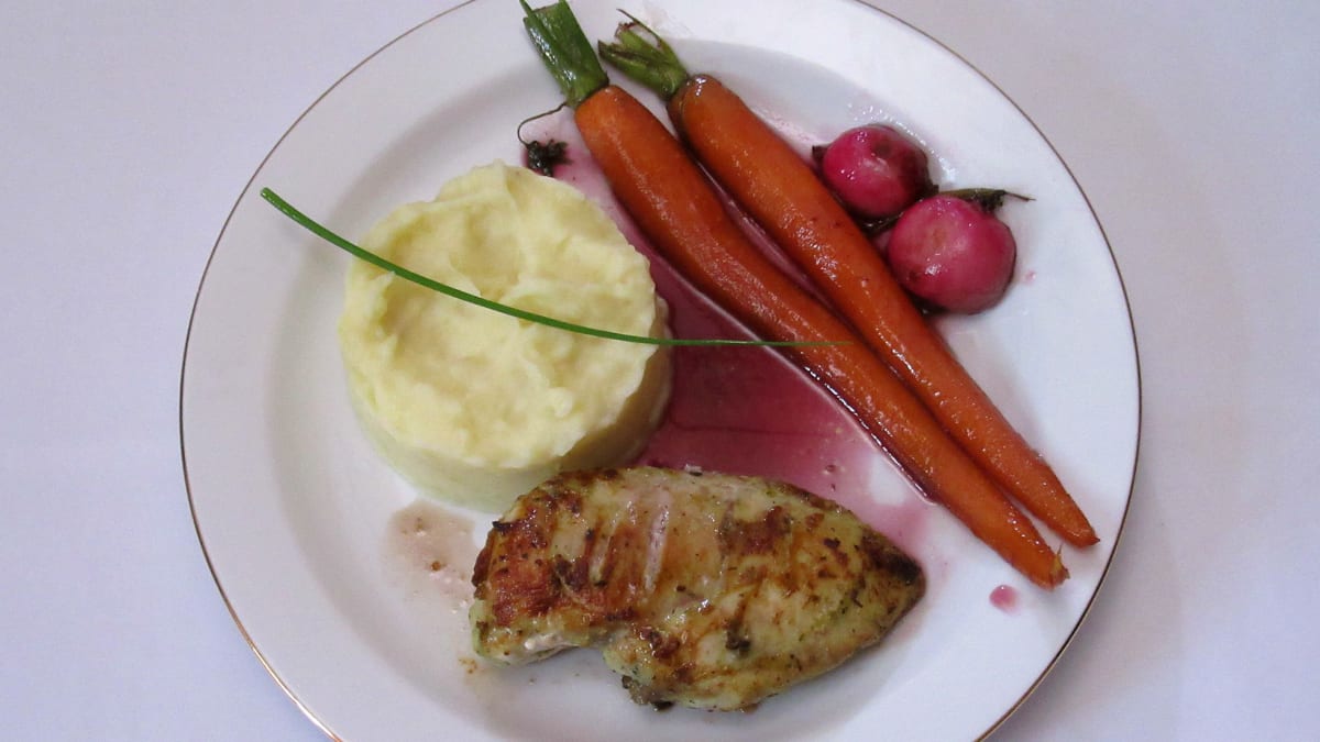 Kuřecí prso s bazalkovým pestem, bramborovou kaší a kořenovou zeleninou