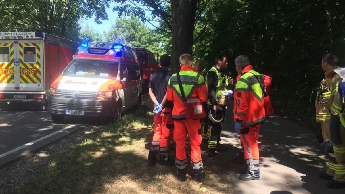 Tragédie v německém Lübecku: Útočník napadl nožem cestující v autobuse. Zranil několik lidí