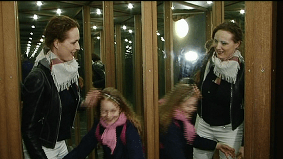 Video VIP zprávy: Herečka Markéta Hrubešová s dcerou Christel vyrazila do bludiště