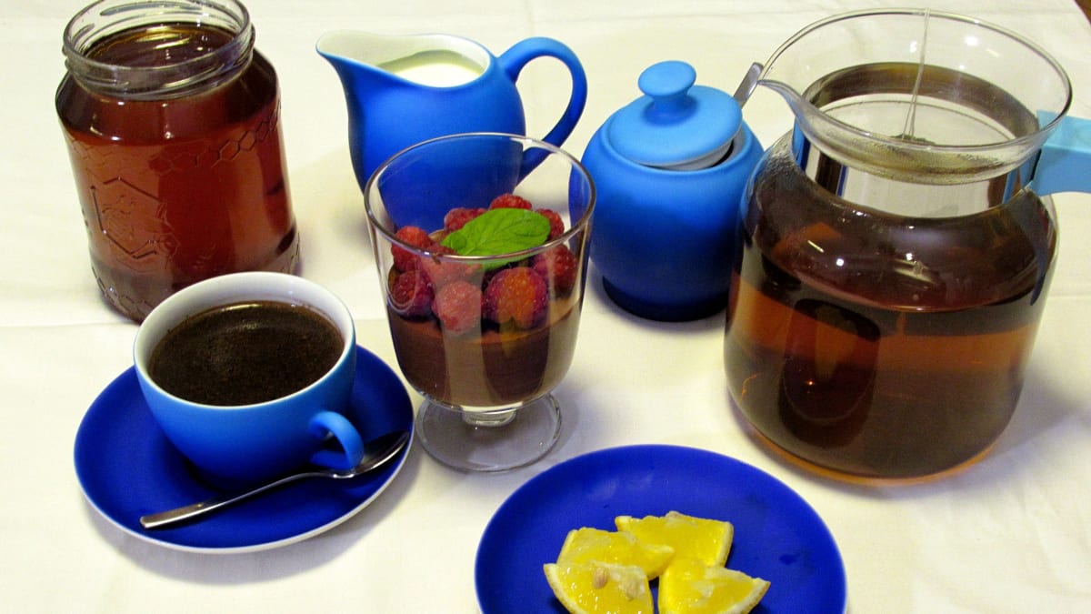 Čokoládová pěna s malinami, káva a čaj