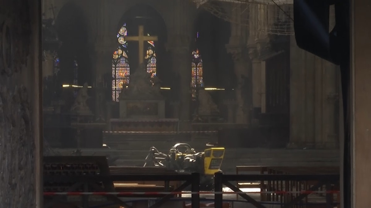 Experti varují před rozpadem trámů v katedrále Notre Dame kvůli vedrům