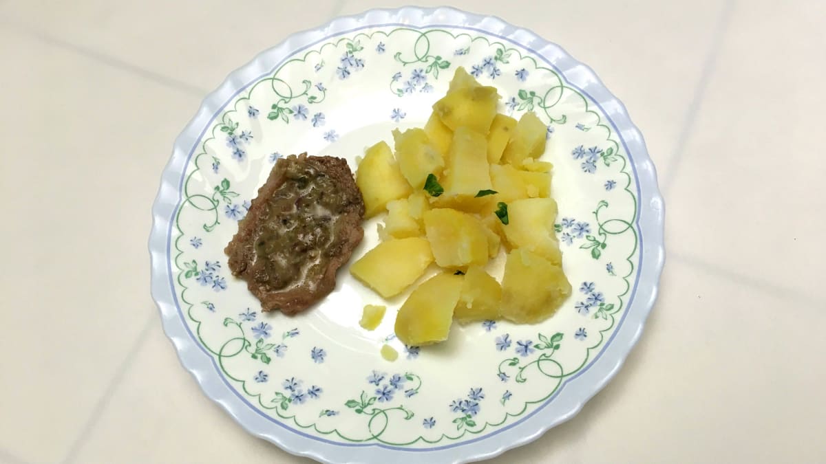 Telecí steak se žampionovým vinným přelivem, vařený brambor
