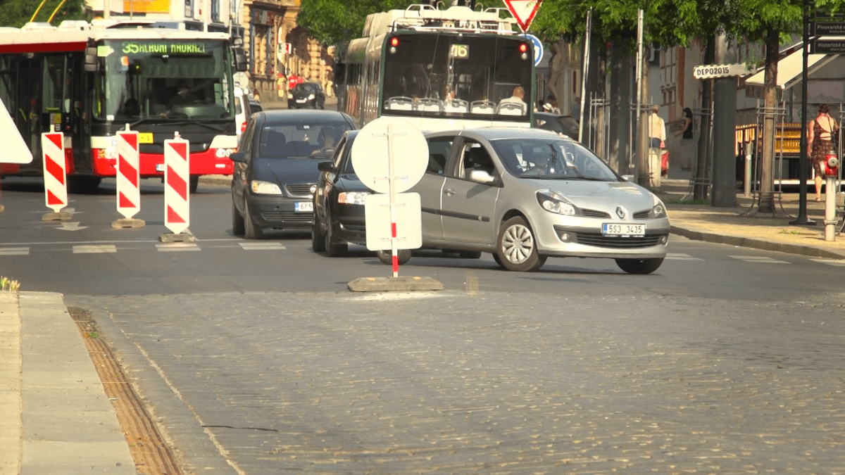 Uzavírky komplikují v Plzni dopravu