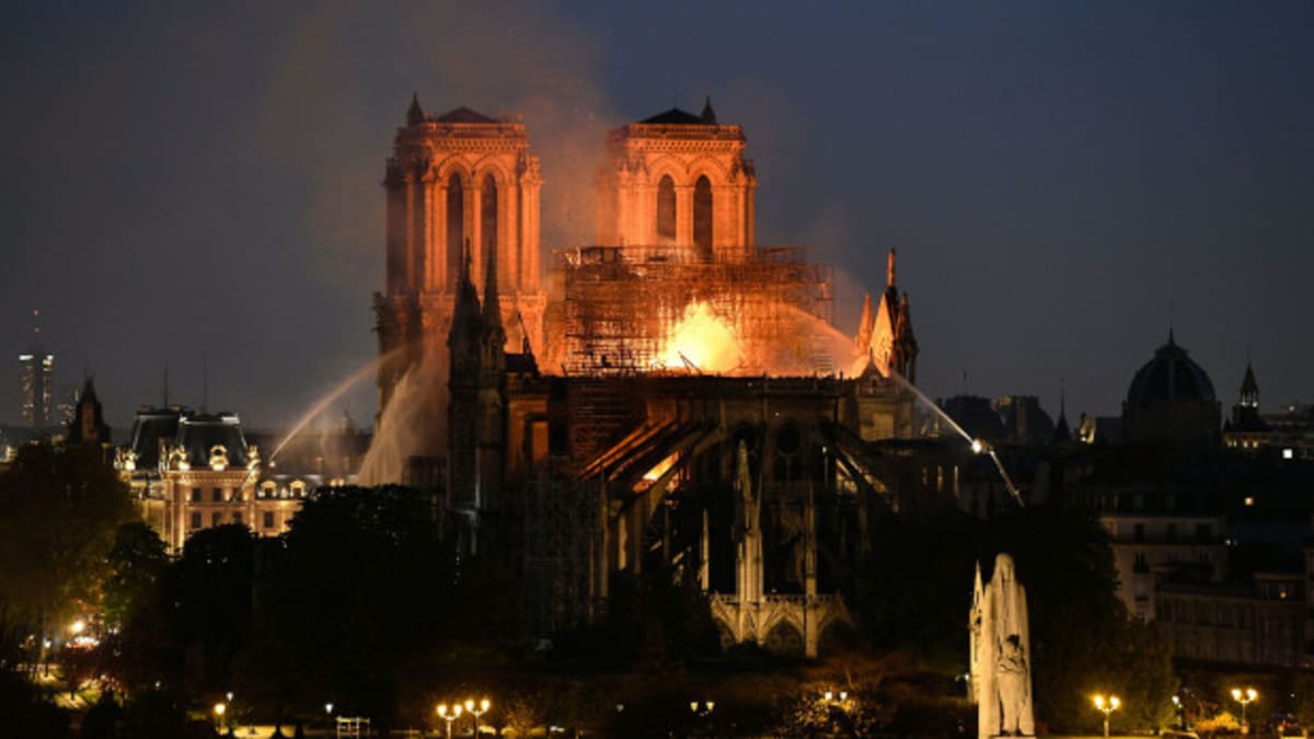 Notre Dame hoří foto youtube