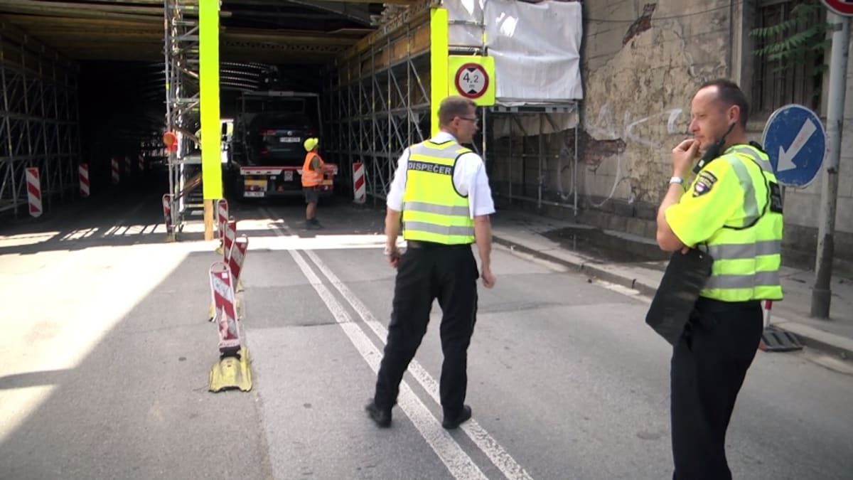 Řidič odtahovky se v Brně nevešel pod most
