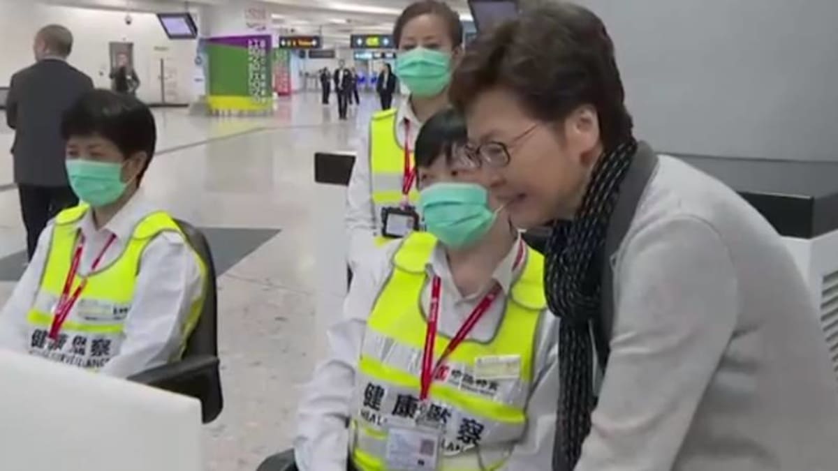 Správkyně Hongkongu Carrie Lamová na hongkongském letišti