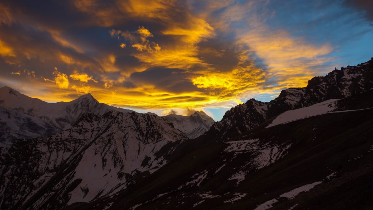 Pohled z base campu, výstup na Chulu East, Nepál