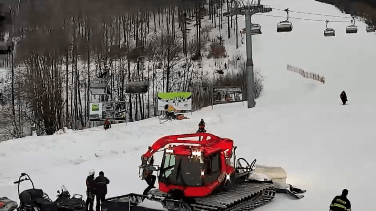 Záchranáři evakuují lyžaře z lanovky ve skiareálu Bukovka